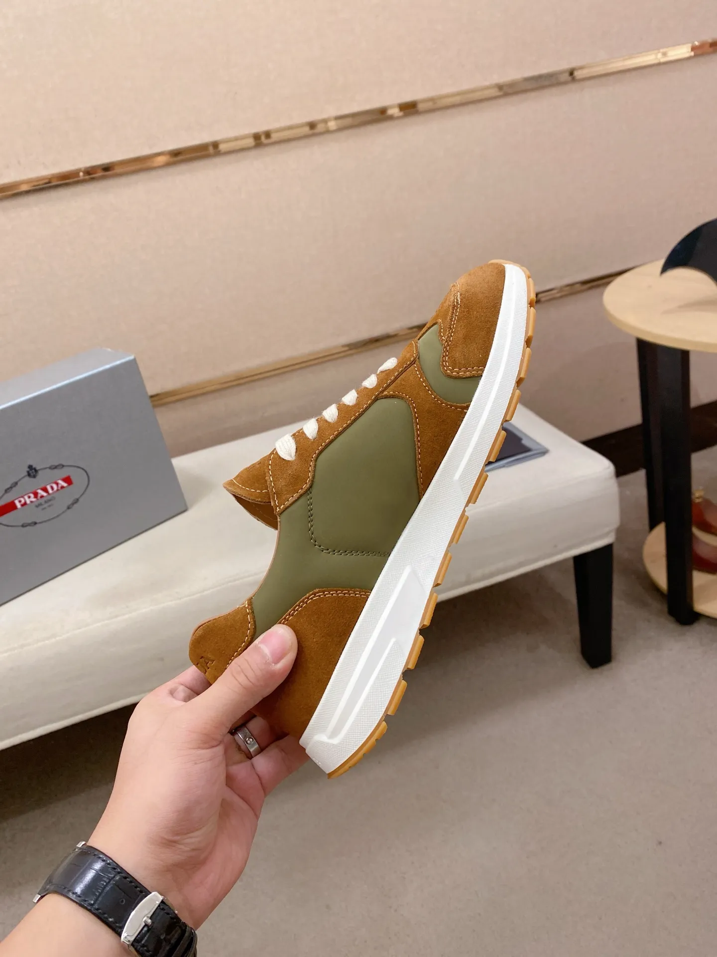 Men's Men's Shoes 💰 620💰 ✔️✔️✔️High version High-quality new PRADA (Prada) counters are launched simultaneously. The new men's shoes and 😘fabrics are selected from first-layer cowhide fabrics. Lining: Imported cowhide leather lining. 👍🏿High-end☄️Open-molded non-slip rubber outsole, exquisite lines, simple and elegant, comfortable and high-end for leisure travel. Code number: 38 to 45